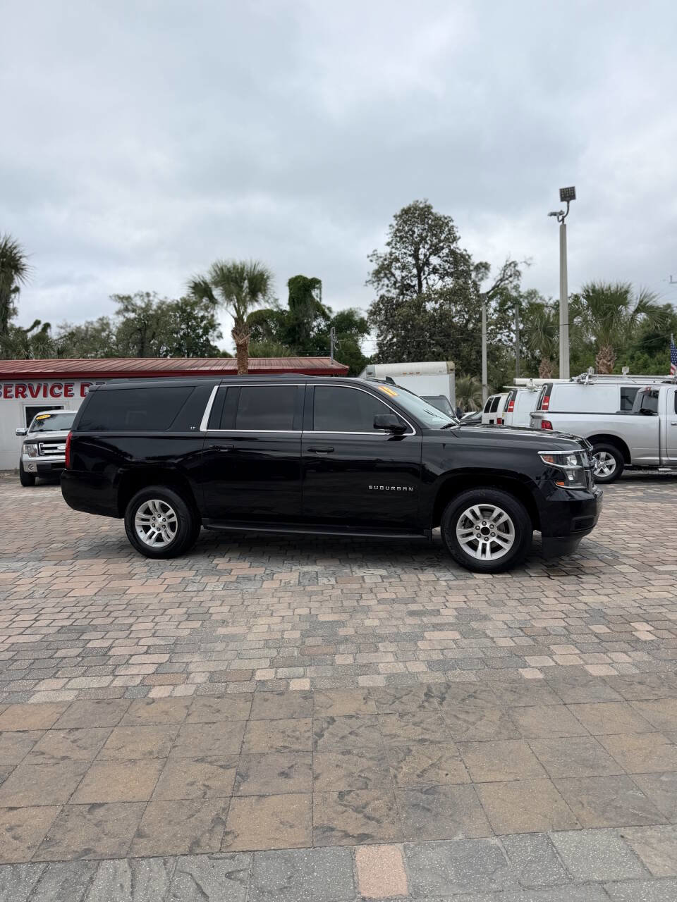 Used 2018 Chevrolet Suburban LT RWD image 3