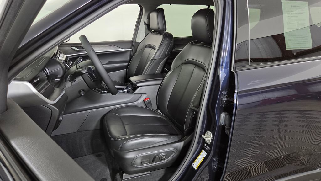 Used 2023 Jeep Grand Cherokee L Limited w/ Luxury Tech Group II AWD/4WD image 17