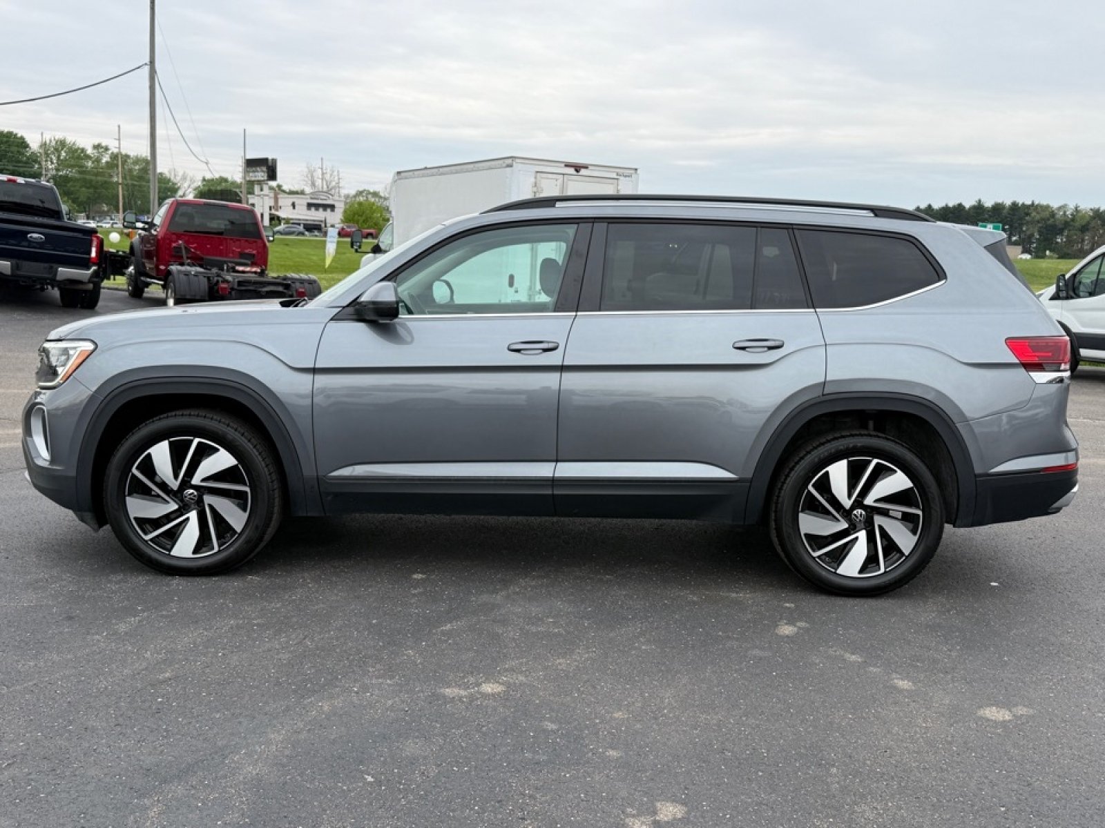Used 2025 Volkswagen Atlas SE AWD/4WD image 5