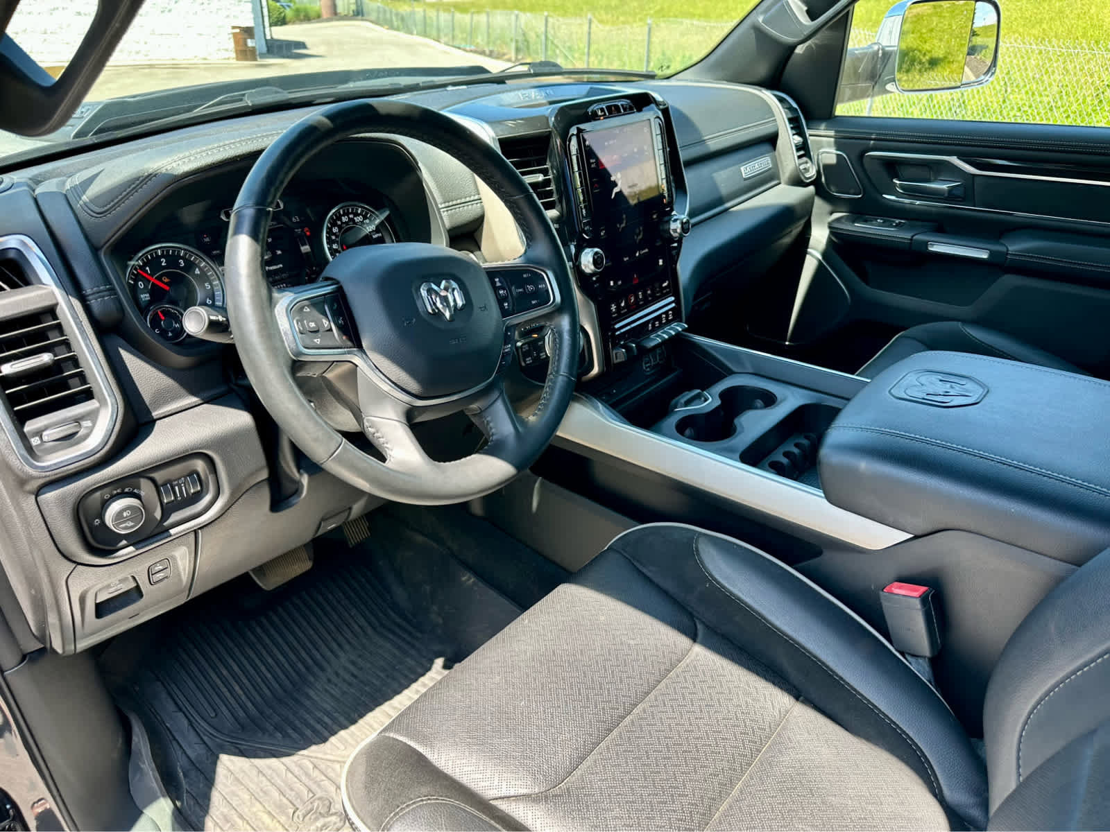 Used 2019 RAM 1500 Laramie AWD/4WD image 11