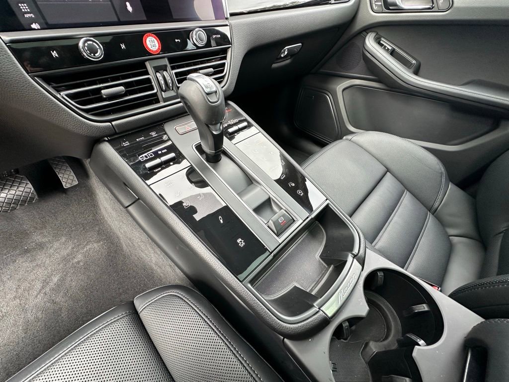 Certified 2025 Porsche Macan Turbo image 29