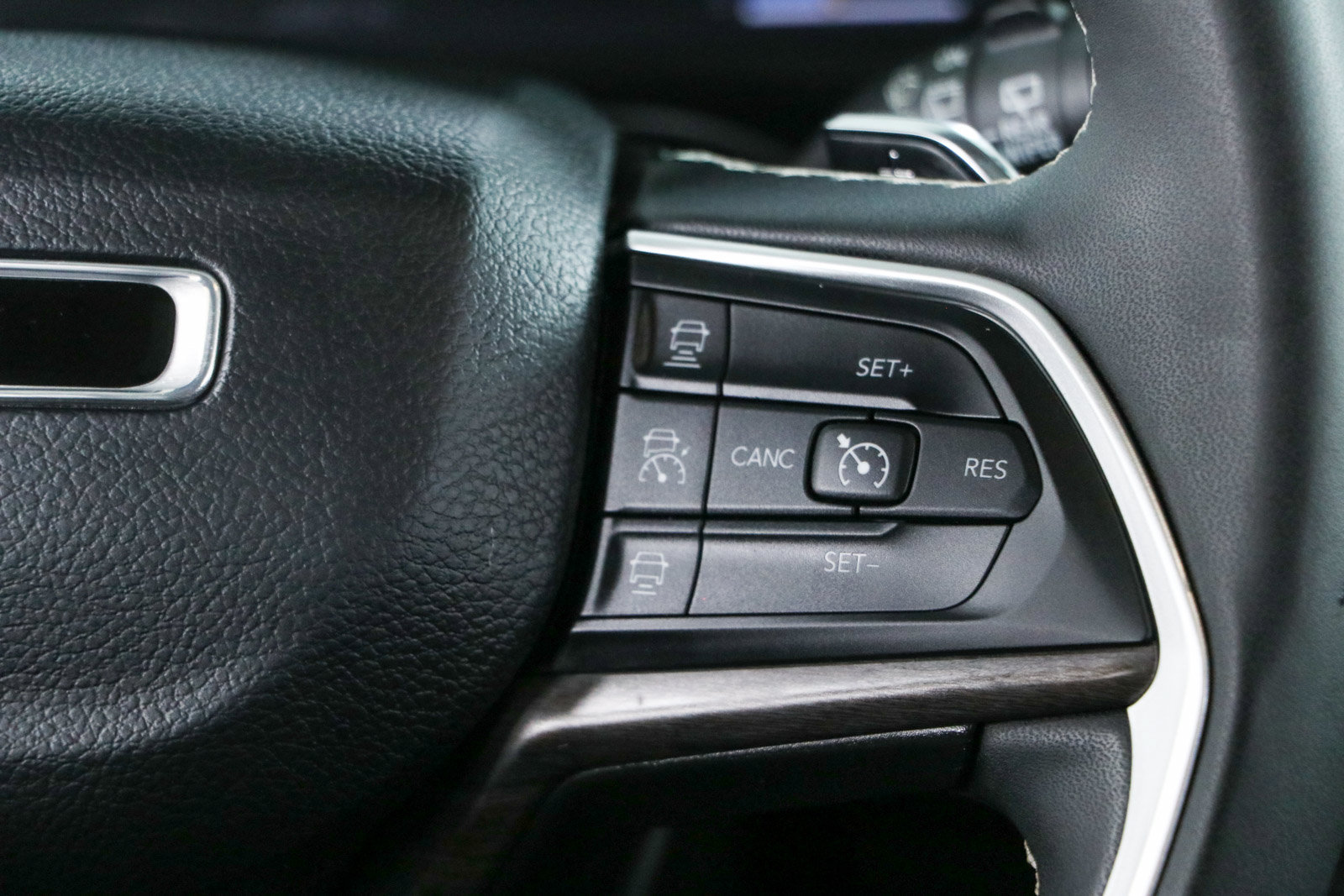 Used 2023 Jeep Grand Cherokee Limited w/ Black Appearance Package AWD/4WD image 14