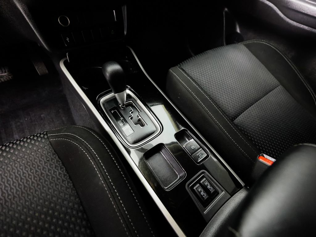 Used 2020 Mitsubishi Outlander ES image 27