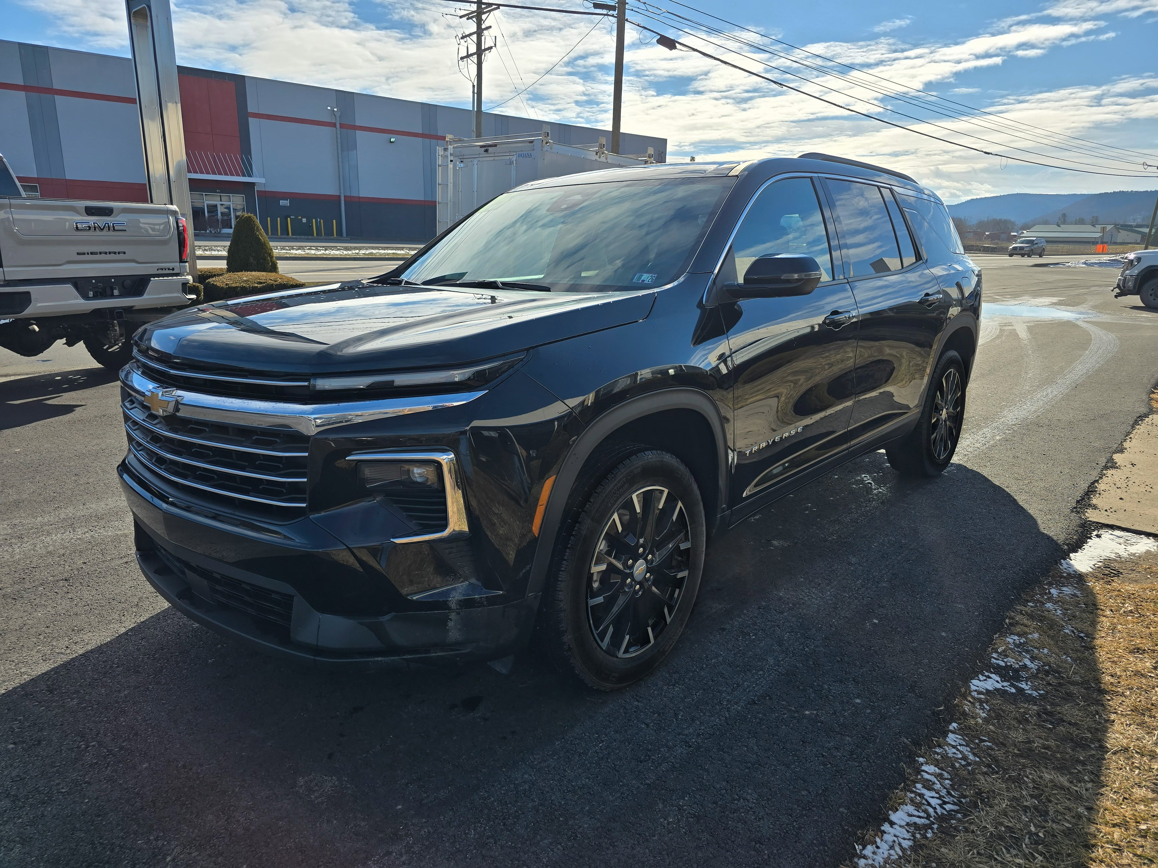 Used 2025 Chevrolet Traverse LT w/ Sun and Wheel Package image 16