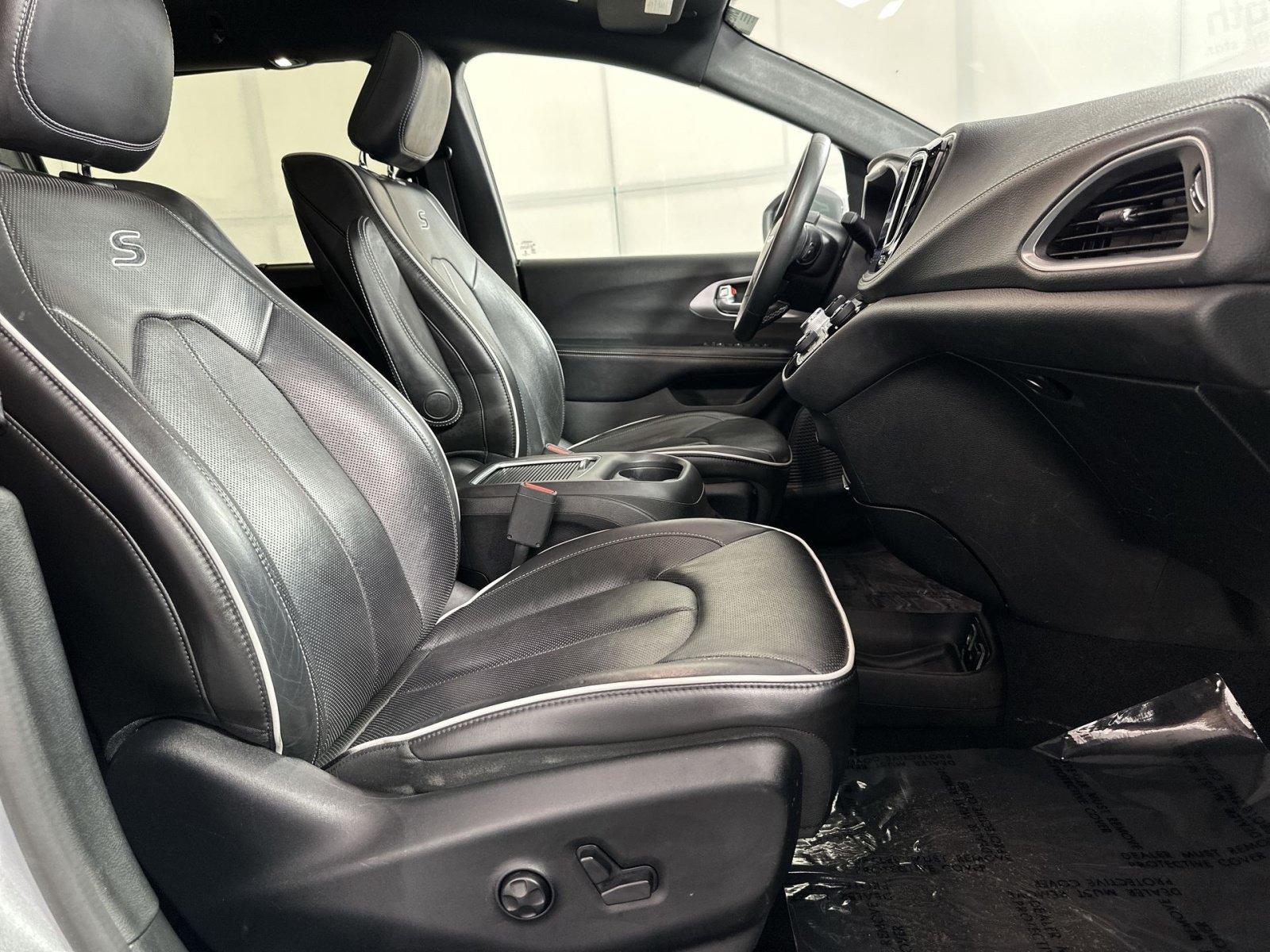 Used 2019 Chrysler Pacifica Limited w/ Advanced Safetytec Group FWD image 28