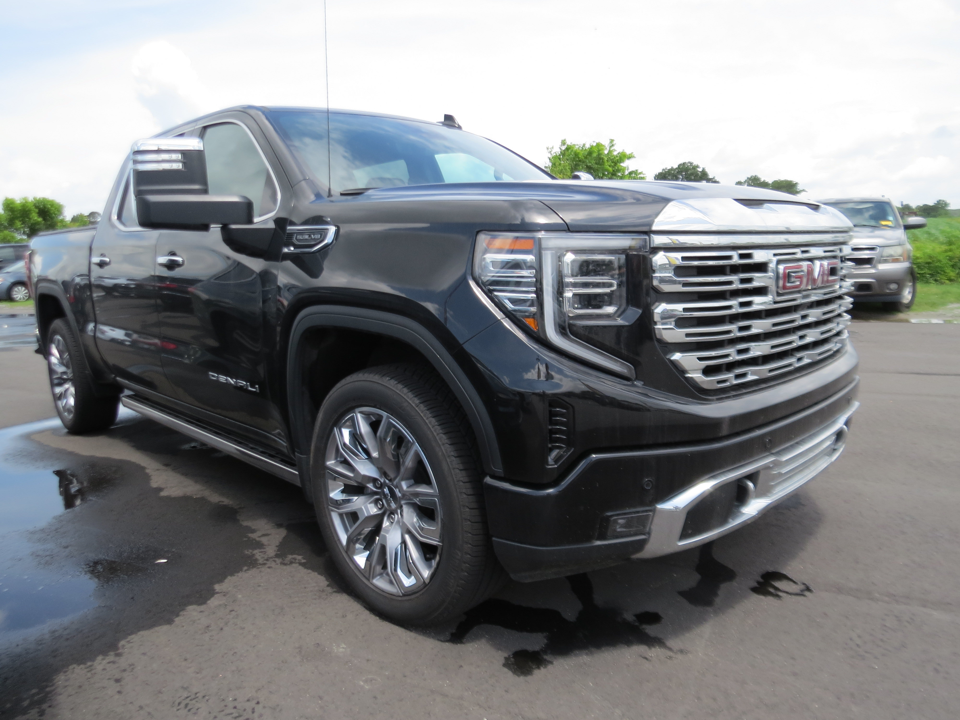 Used 2026 GMC Sierra 1500 Denali w/ Denali Reserve Package AWD/4WD image 1