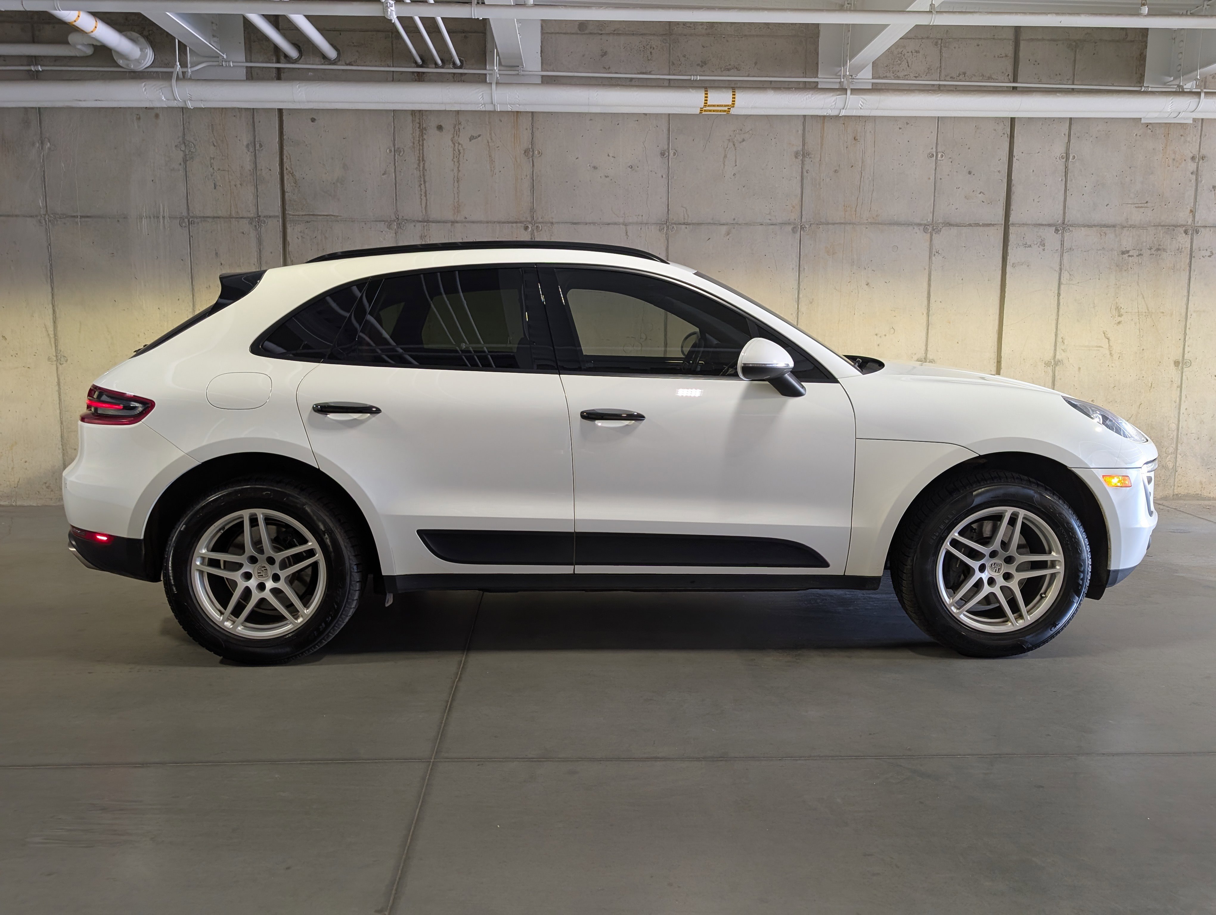 Certified 2018 Porsche Macan AWD/4WD image 10
