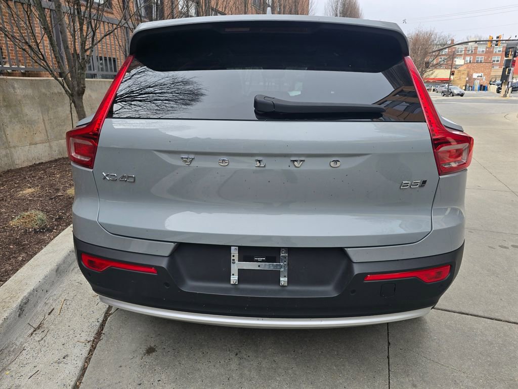 Used 2025 Volvo XC40 B5 Plus image 8