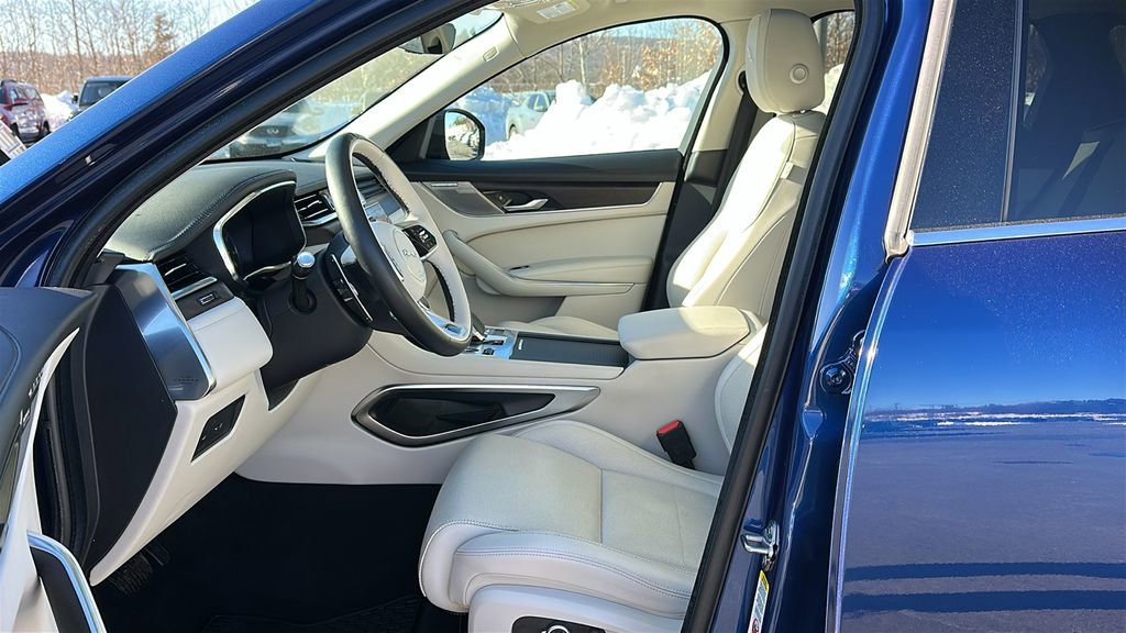 Certified 2022 Jaguar F-PACE S image 9