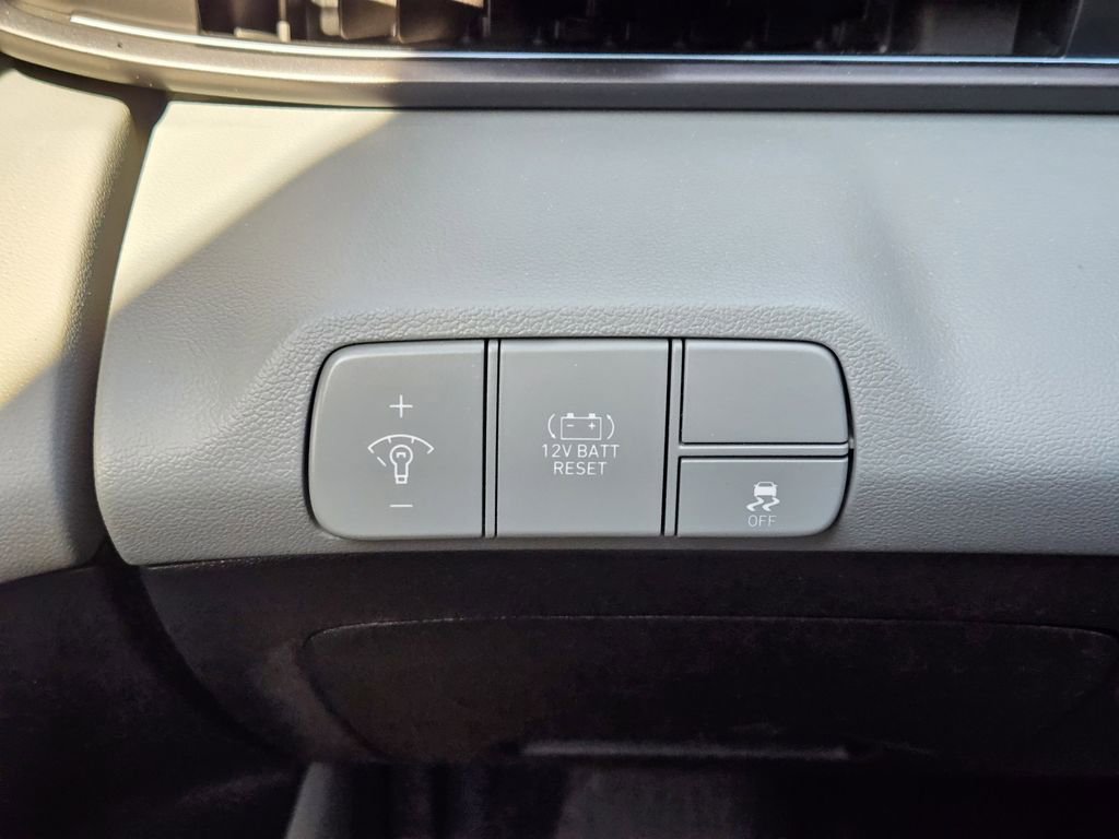 Used 2025 Hyundai Elantra Limited image 18