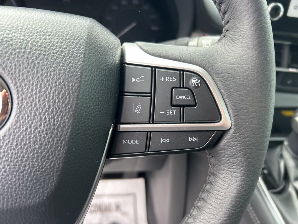 Used 2025 Toyota Sienna XLE image 9