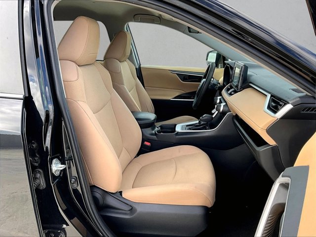 Used 2021 Toyota RAV4 LE FWD image 9