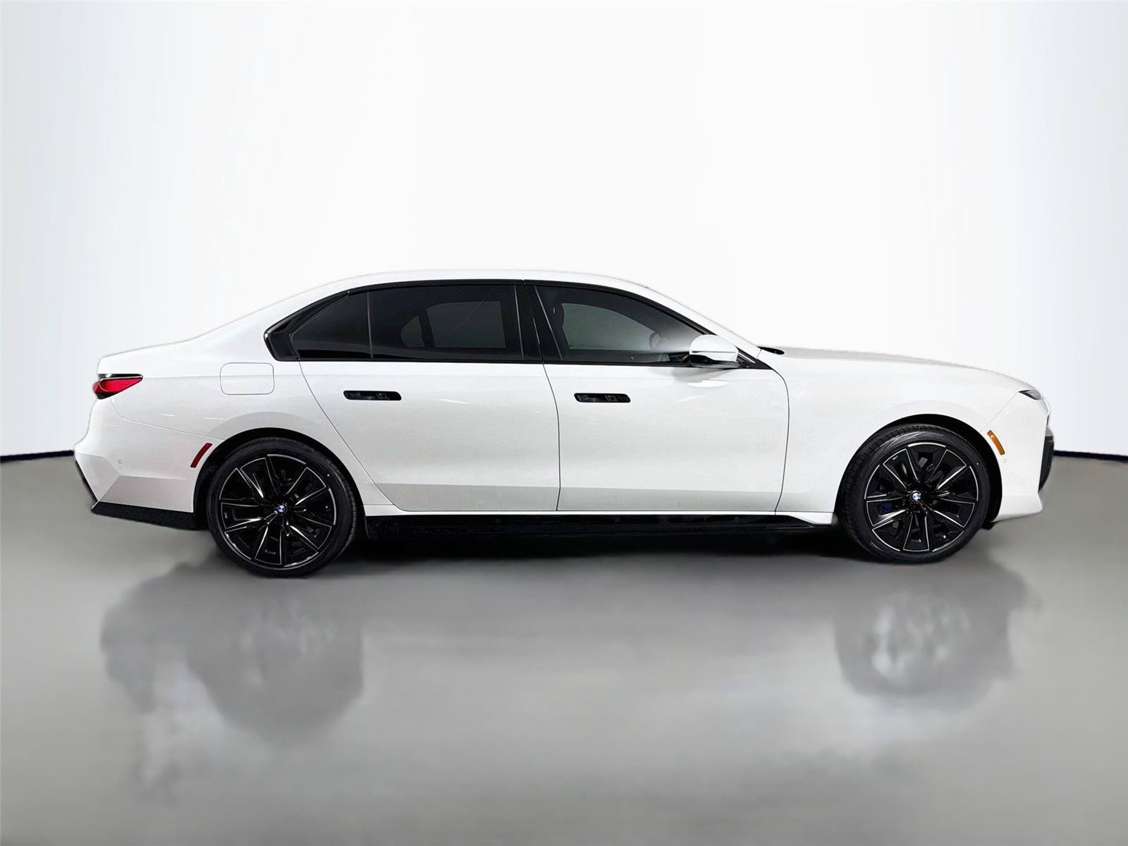 Used 2023 BMW i7 xDrive60 w/ Executive Package 2 AWD/4WD image 4