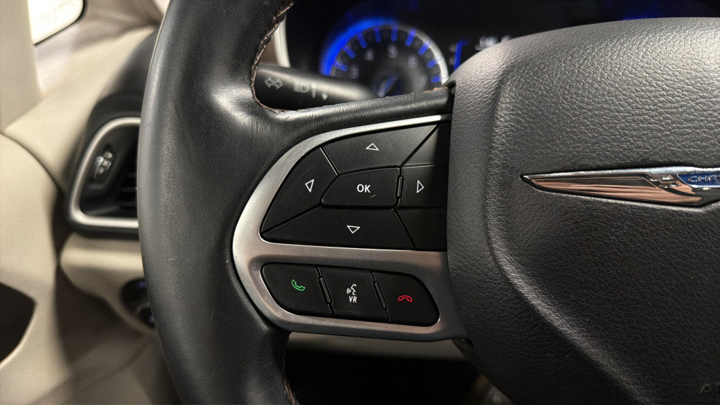 Used 2018 Chrysler Pacifica Touring-L FWD image 21