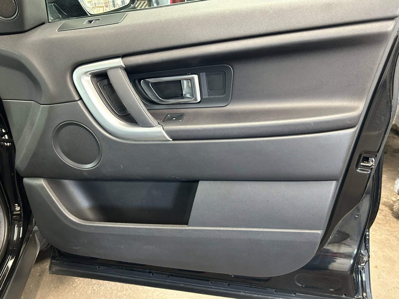 Used 2018 Land Rover Discovery Sport SE image 18