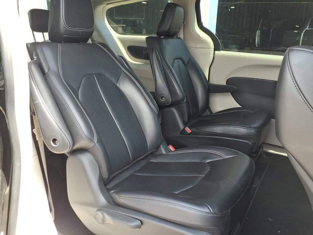 Used 2024 Chrysler Pacifica Select image 12