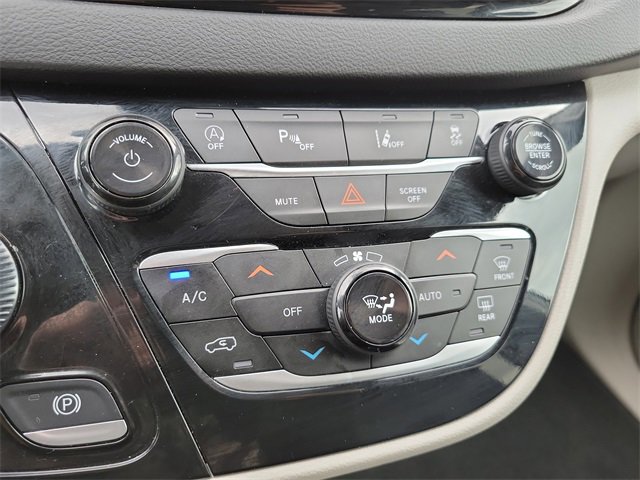 Used 2024 Chrysler Pacifica Touring-L image 22