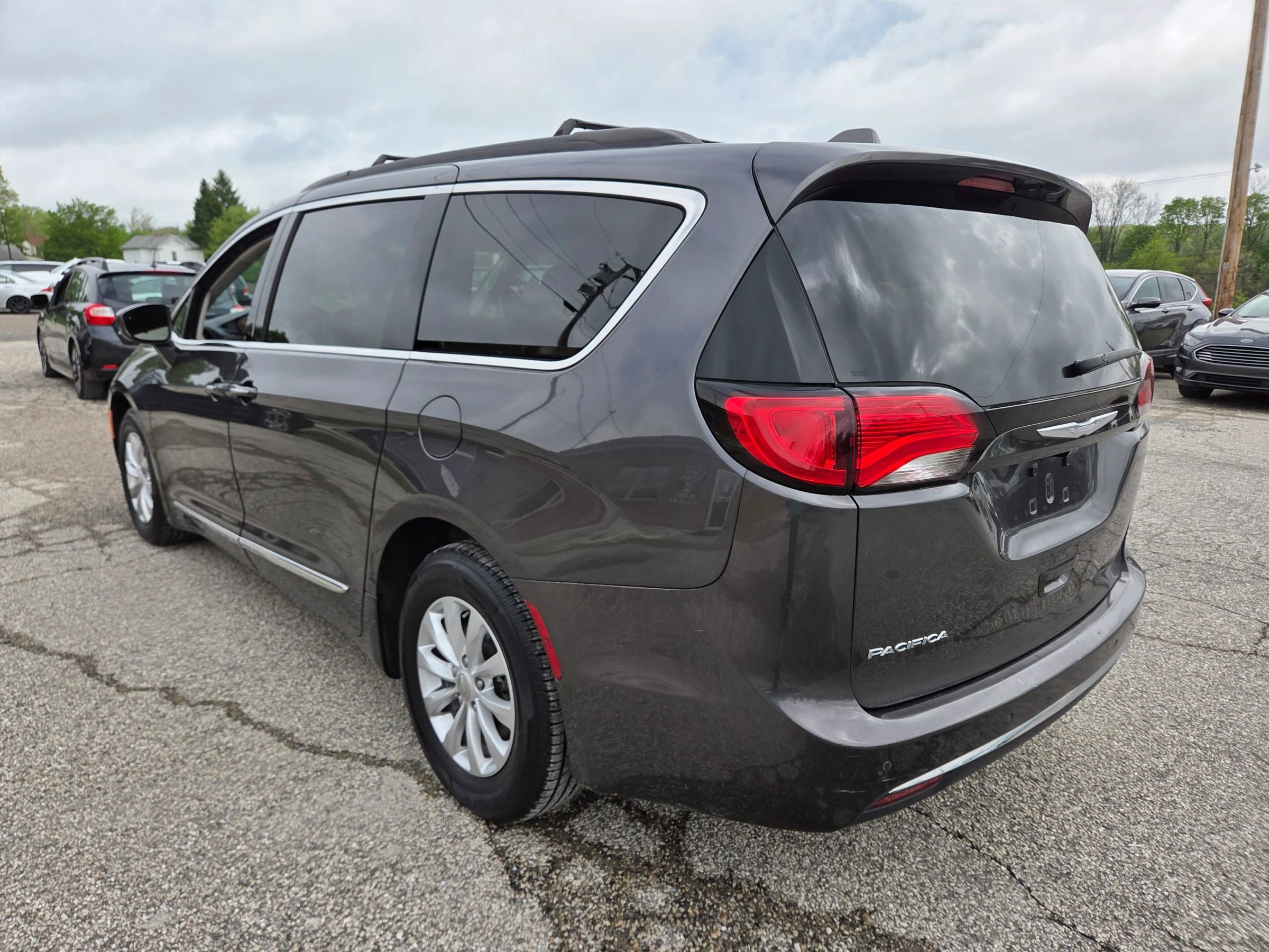 Used 2017 Chrysler Pacifica Touring-L FWD image 6