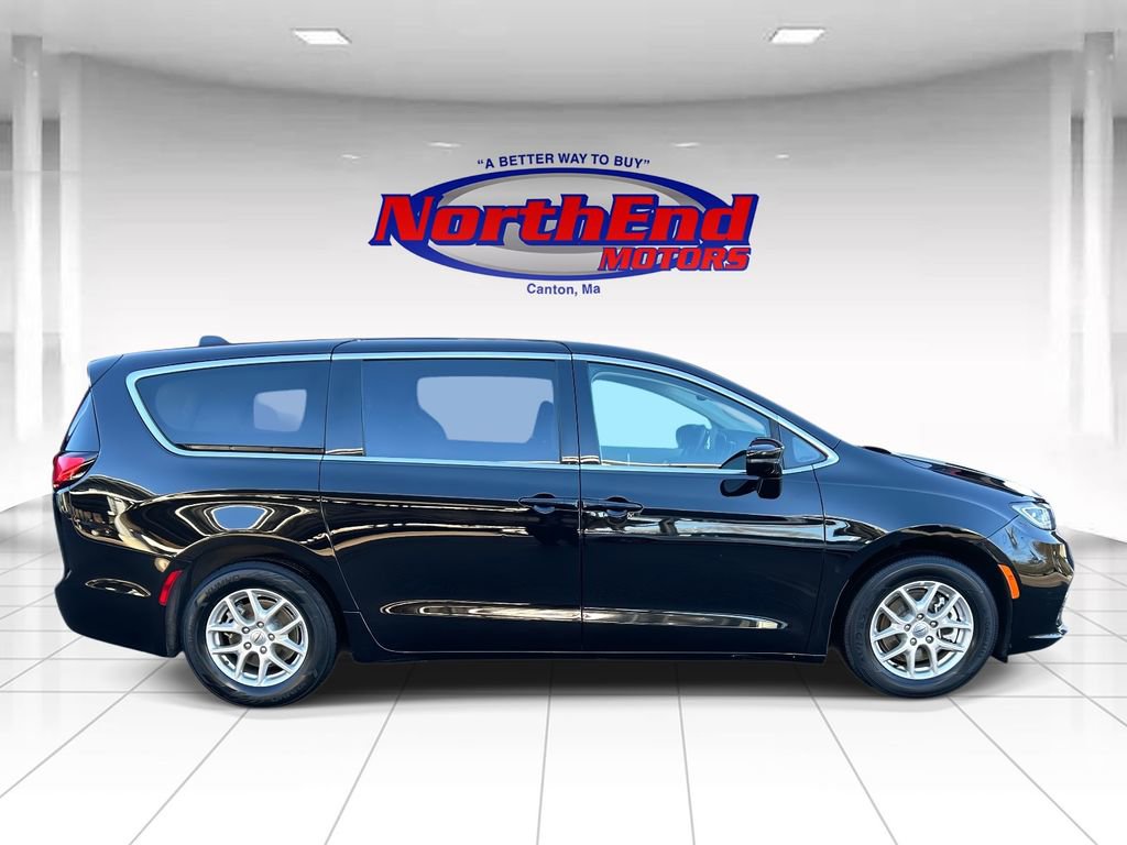 Used 2024 Chrysler Pacifica Touring-L image 2