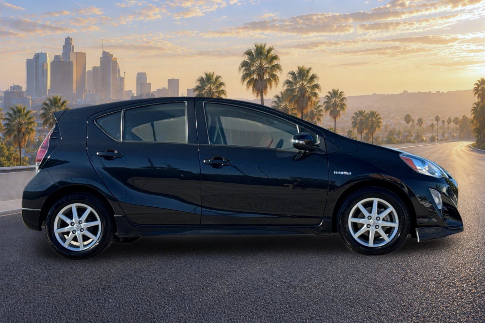 Used 2017 Toyota Prius C One FWD image 3