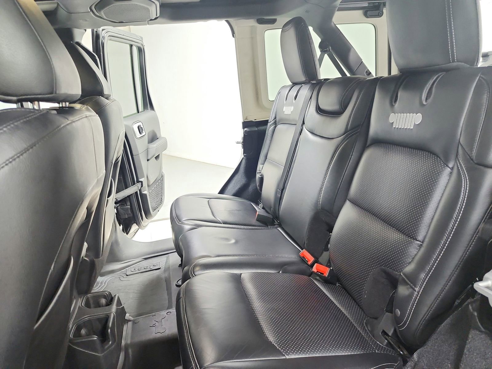 Used 2021 Jeep Wrangler Unlimited Sahara AWD/4WD image 35
