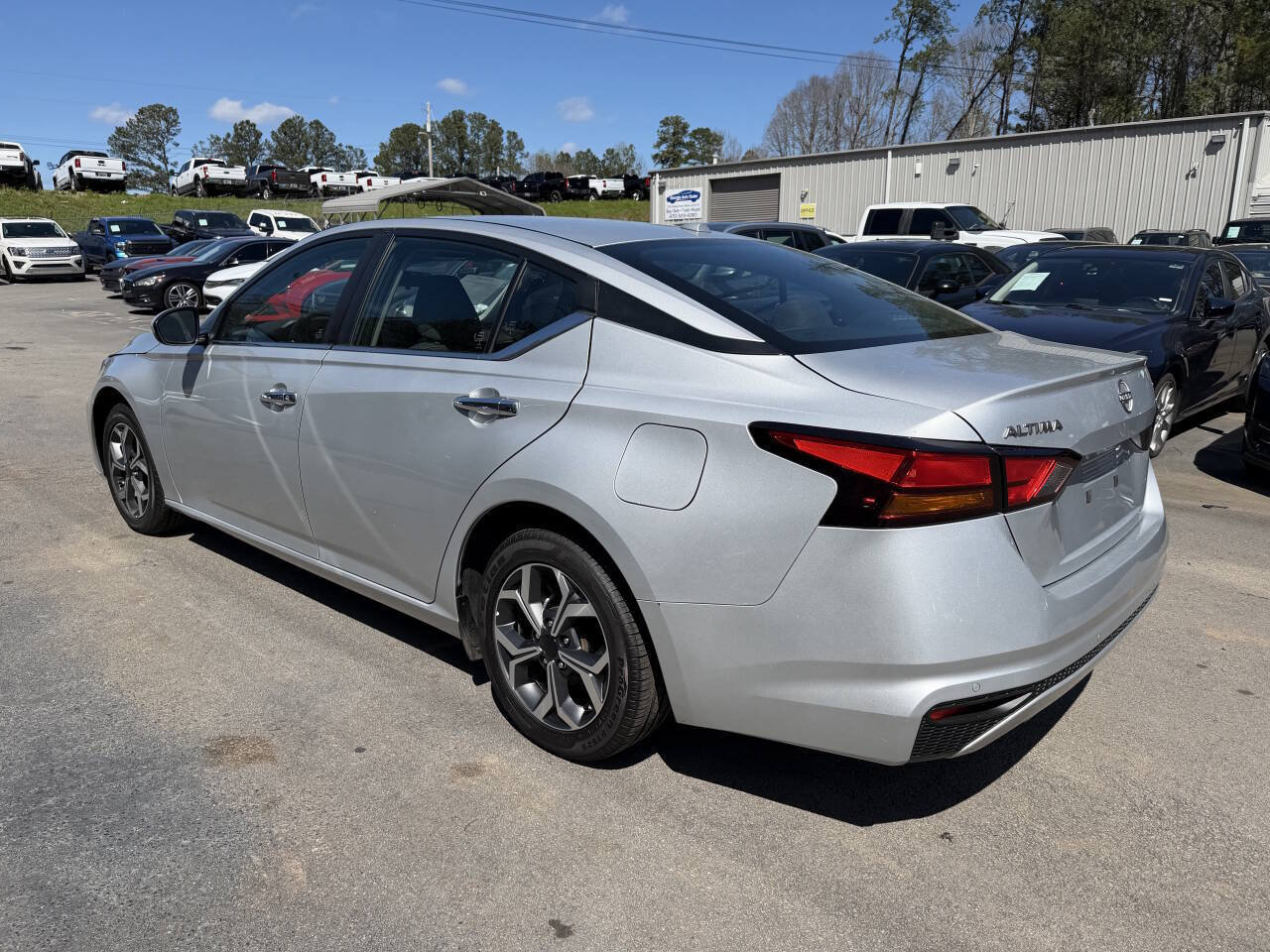 Used 2023 Nissan Altima 2.5 SV FWD image 8