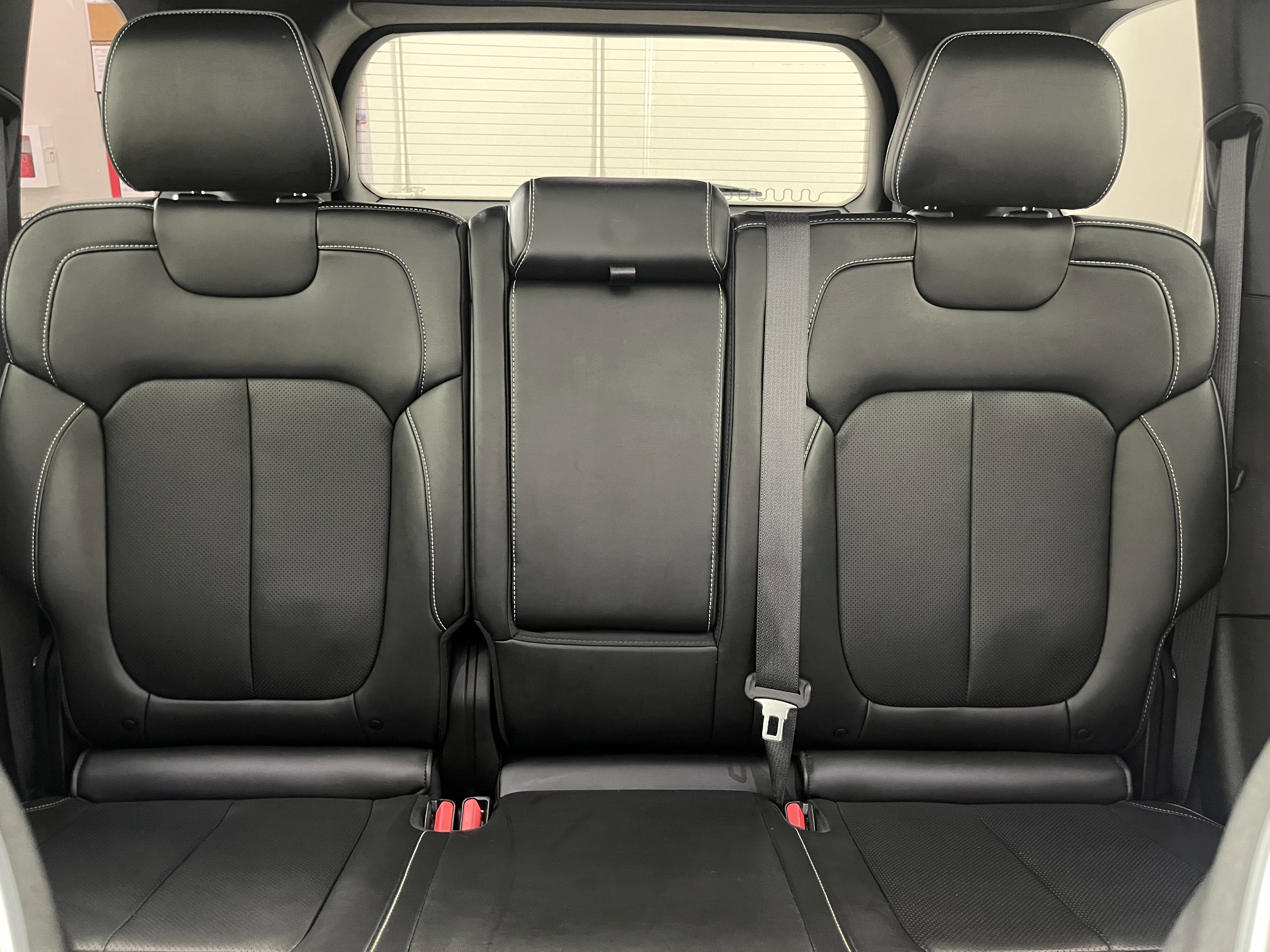 Used 2023 Jeep Grand Cherokee Overland w/ Advanced Protech Group III image 23