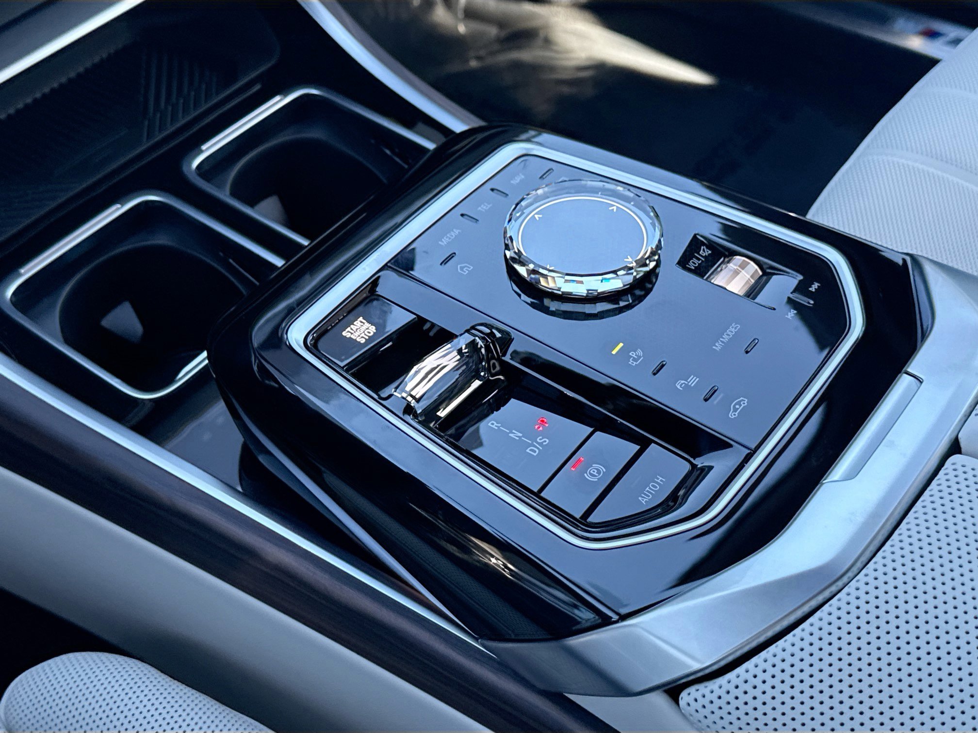 New 2026 BMW 750e xDrive image 28