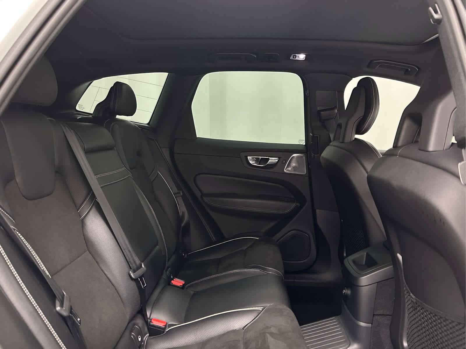 Used 2018 Volvo XC60 T8 R-Design w/ Convenience Package image 21