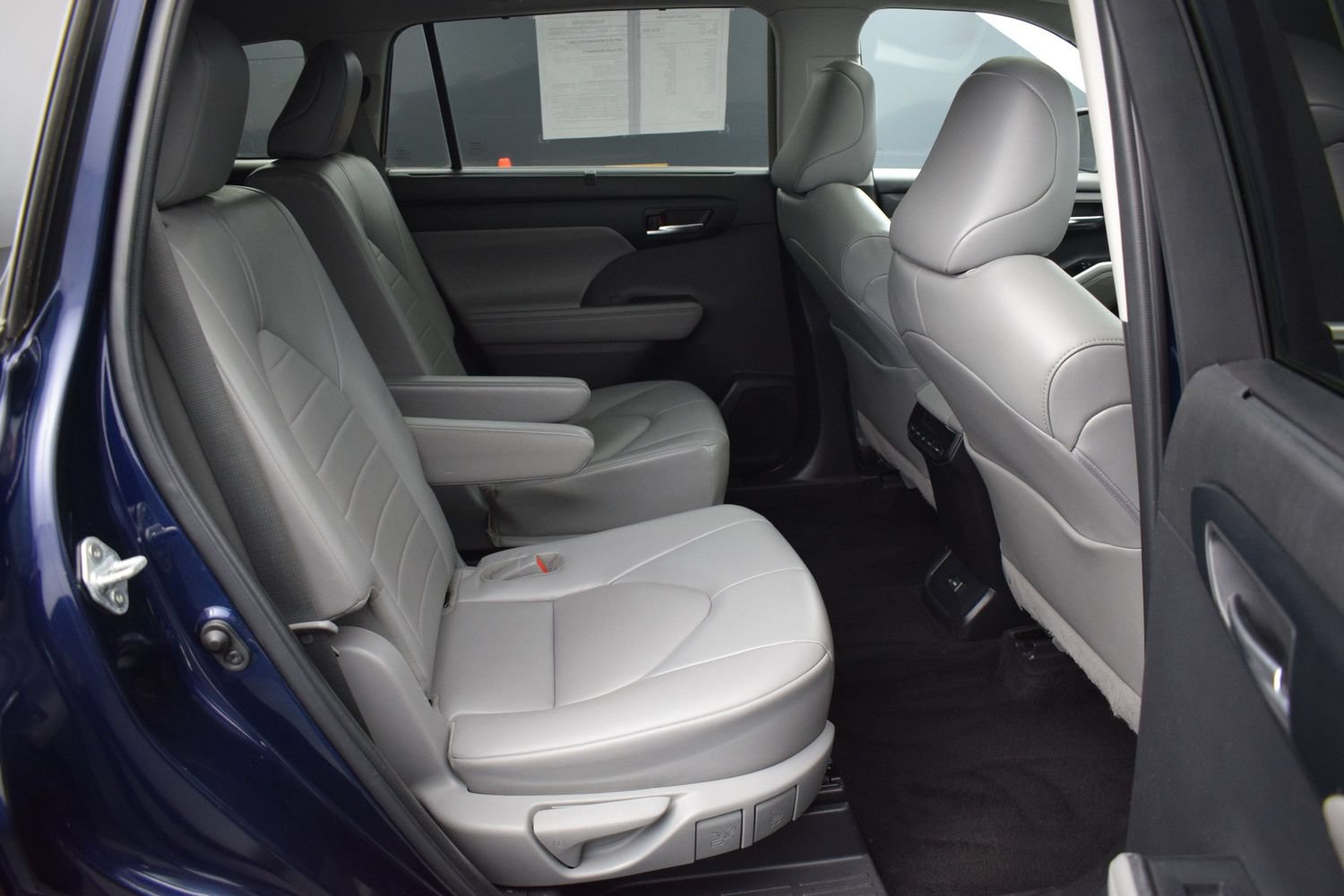 Used 2022 Toyota Highlander XLE AWD/4WD image 11