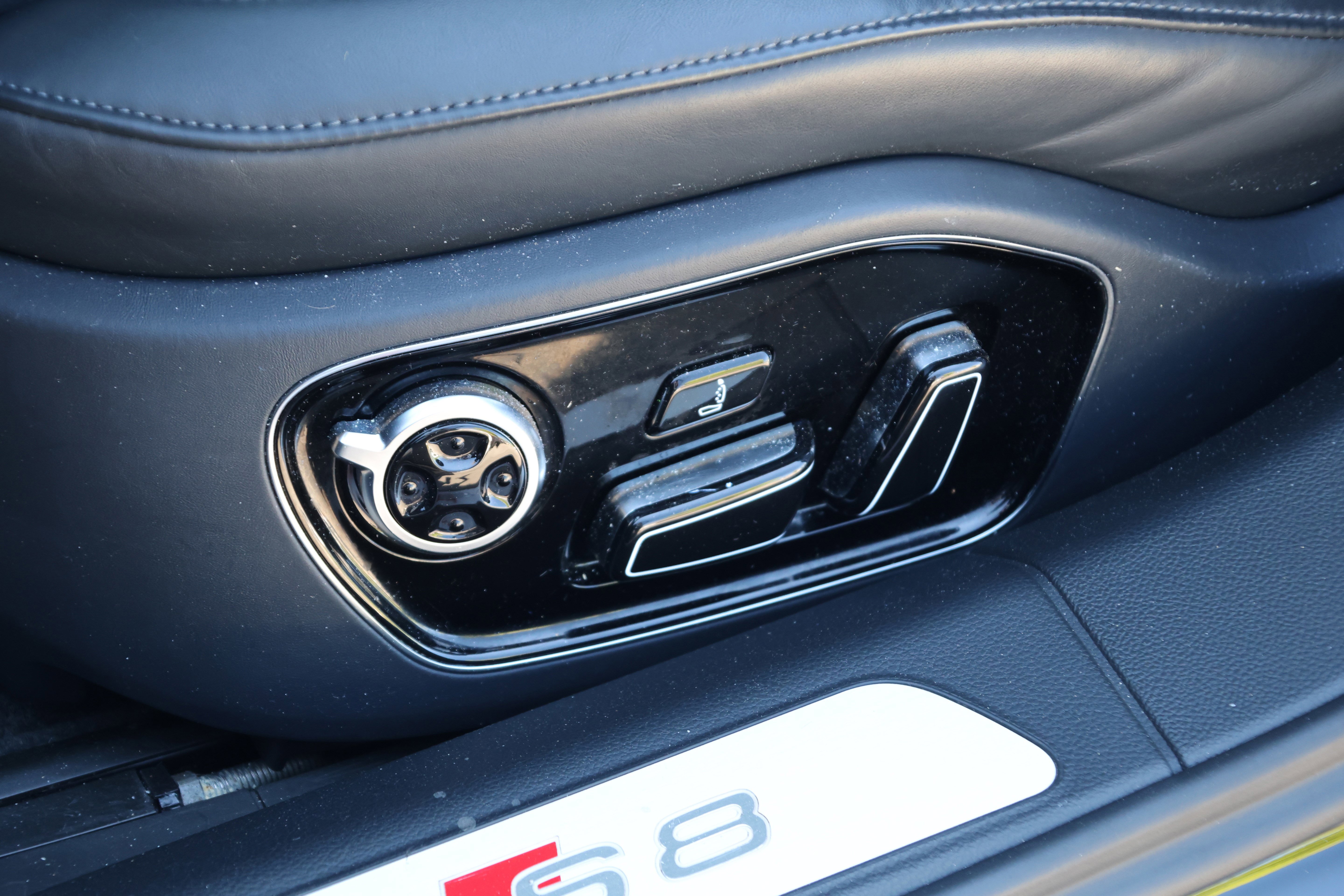 Used 2016 Audi S8 image 32