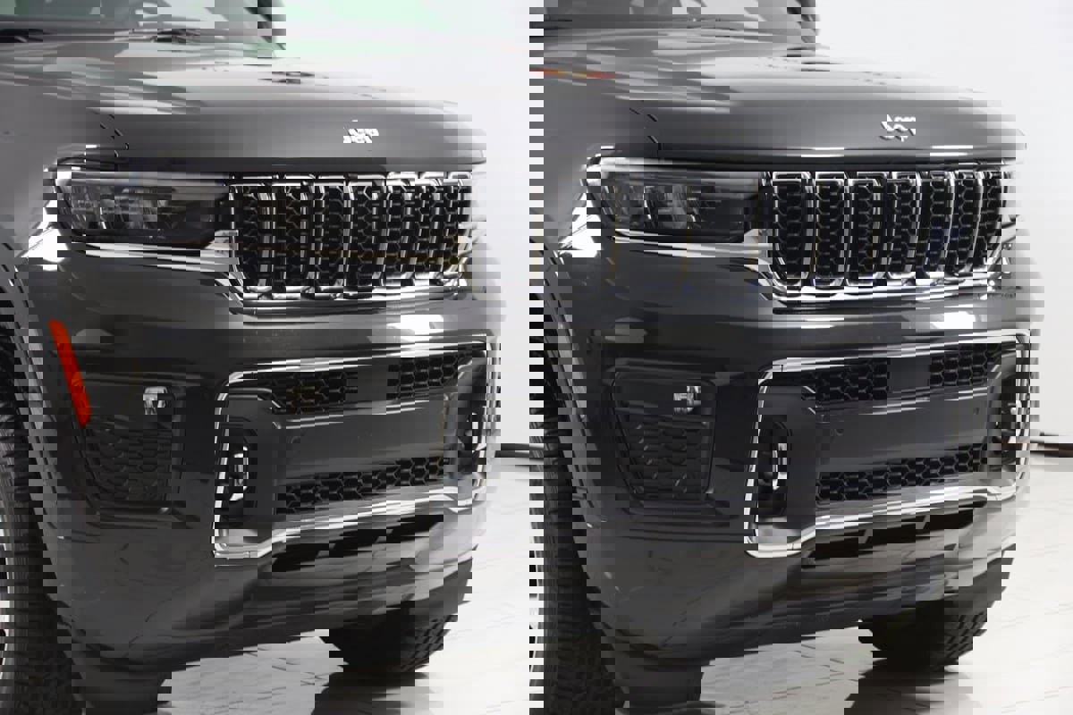 Used 2024 Jeep Grand Cherokee Overland w/ Luxury Tech Group IV image 41