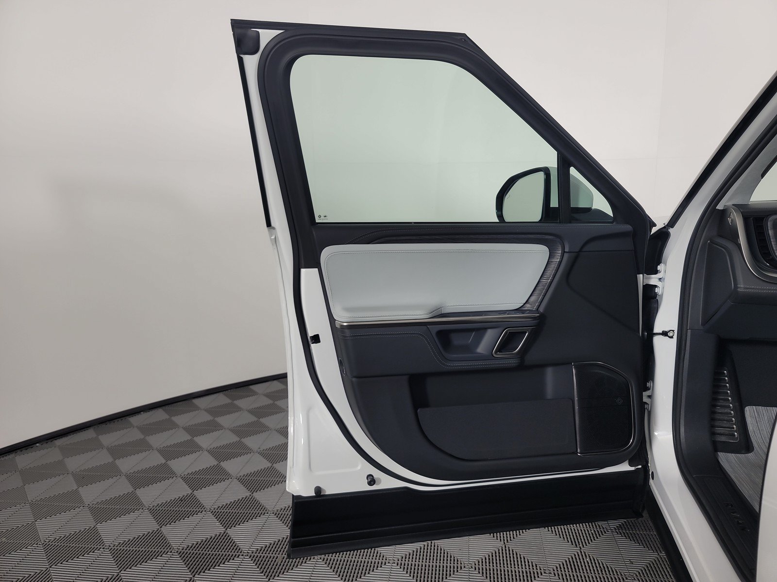 Used 2024 Rivian R1S Adventure AWD/4WD image 16