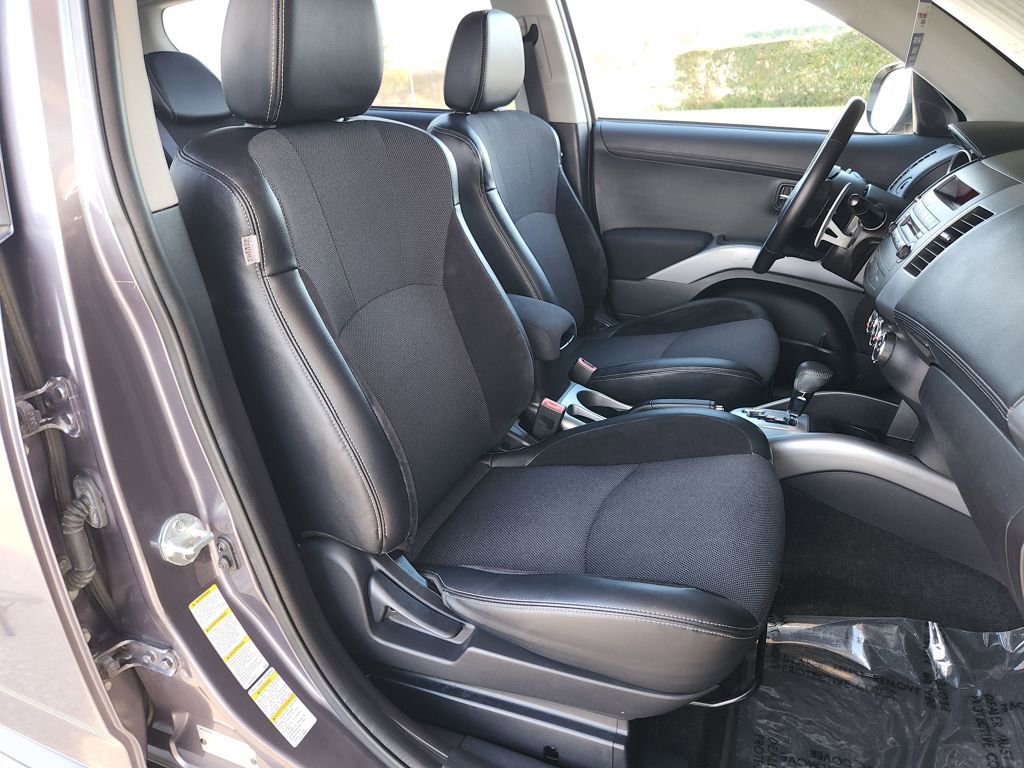 Used 2010 Mitsubishi Outlander XLS image 16