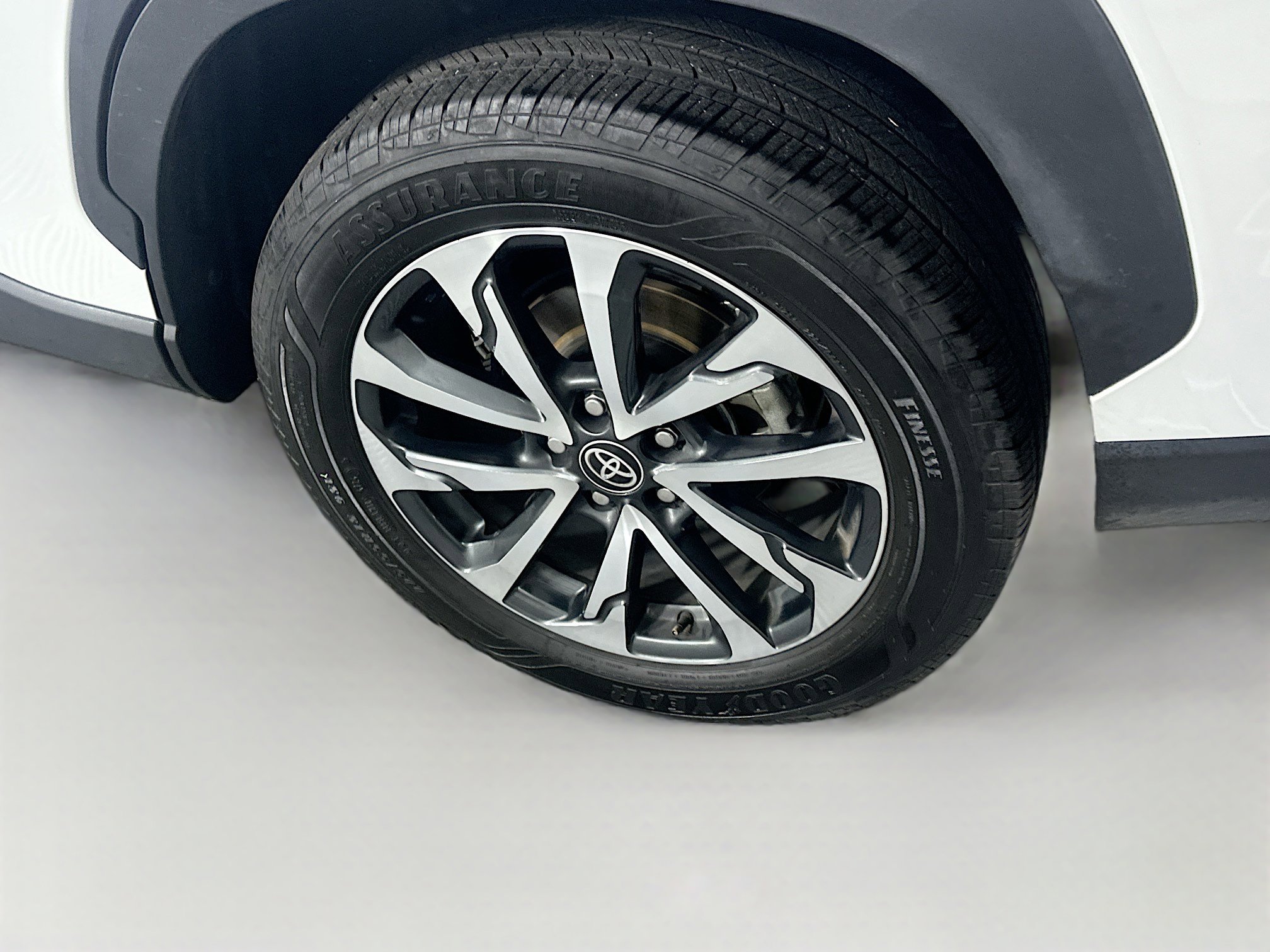 Used 2025 Toyota Corolla Cross XLE image 11