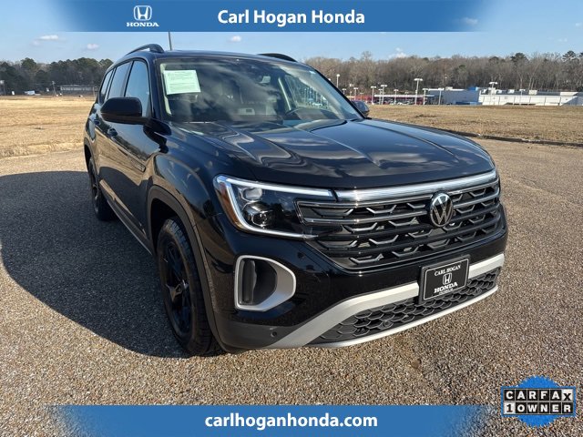 Used 2025 Volkswagen Atlas Peak Edition SE image 2