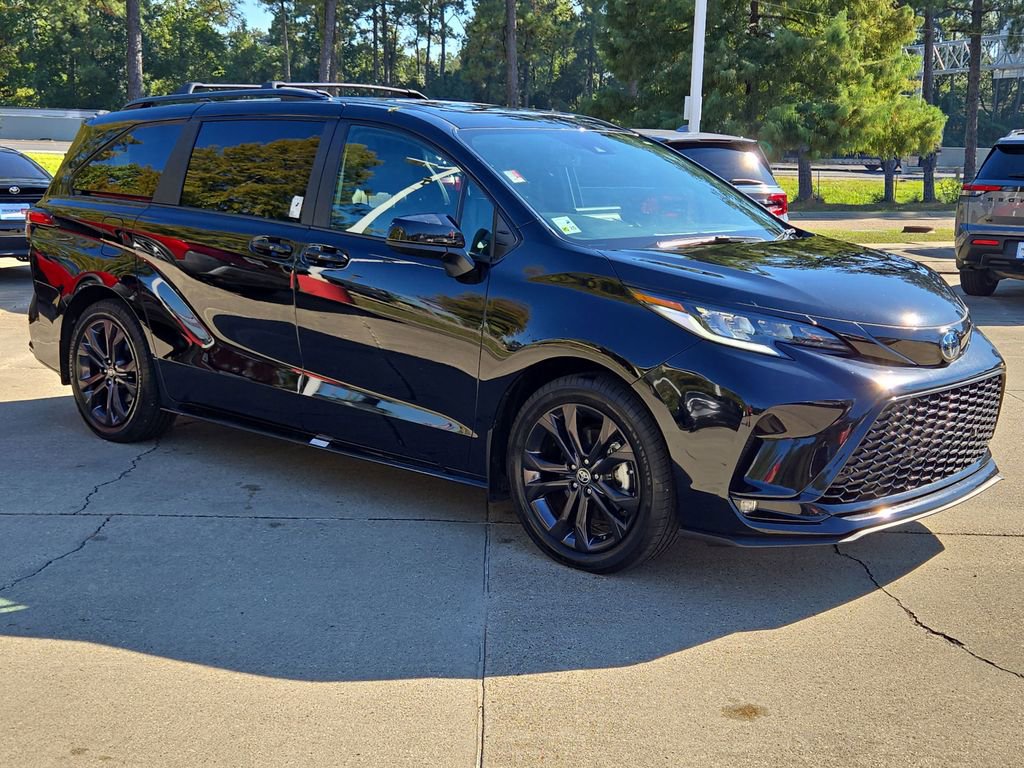 Used 2025 Toyota Sienna XSE image 9