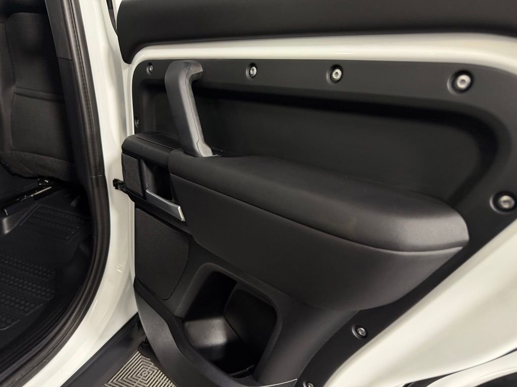 Used 2025 Land Rover Defender 110 S image 30