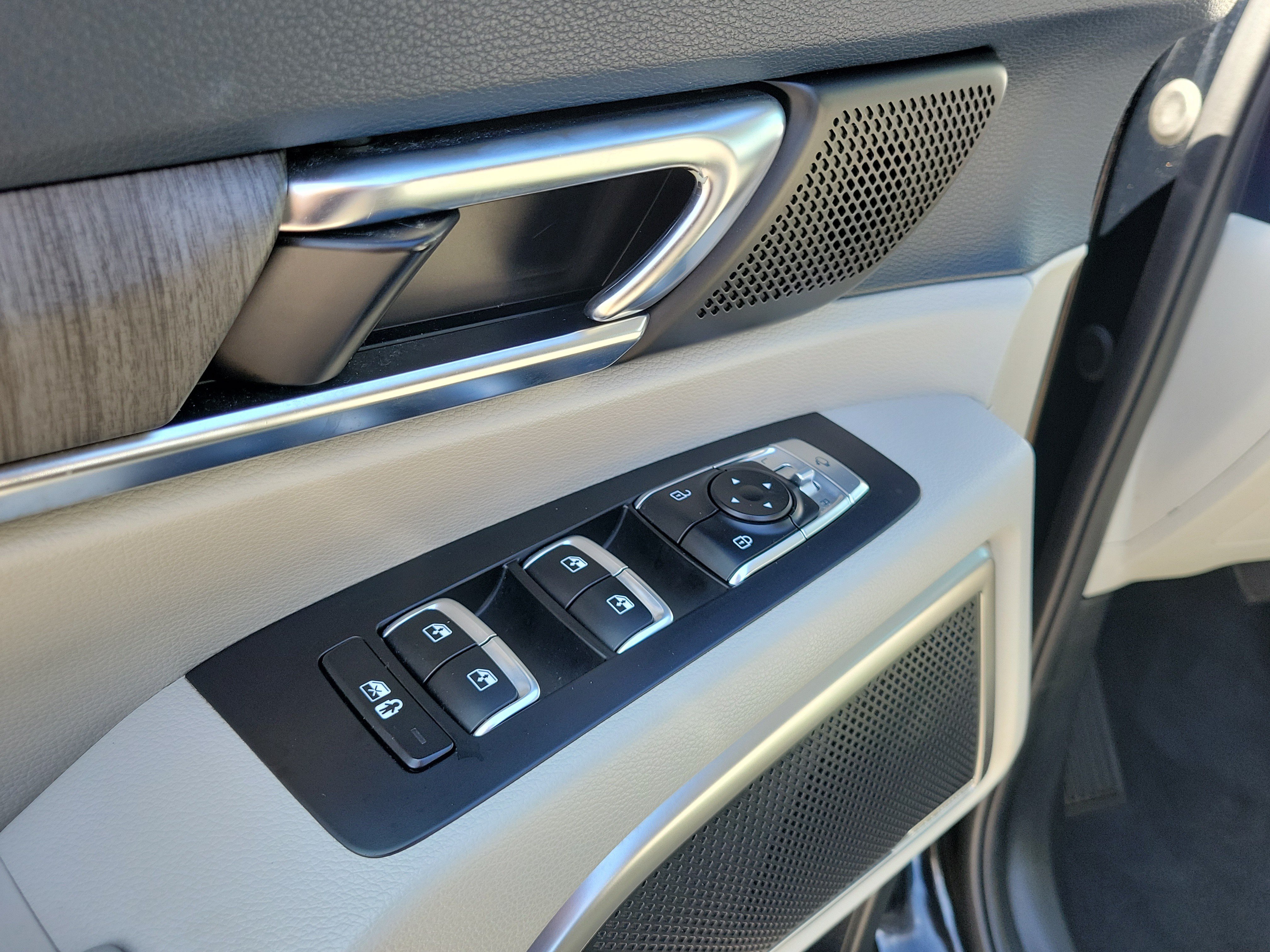 Used 2024 Kia Telluride EX w/ EX Captain's Chair Package FWD image 19