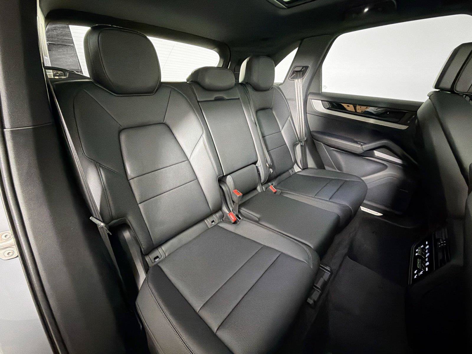 Certified 2025 Porsche Cayenne AWD/4WD image 26