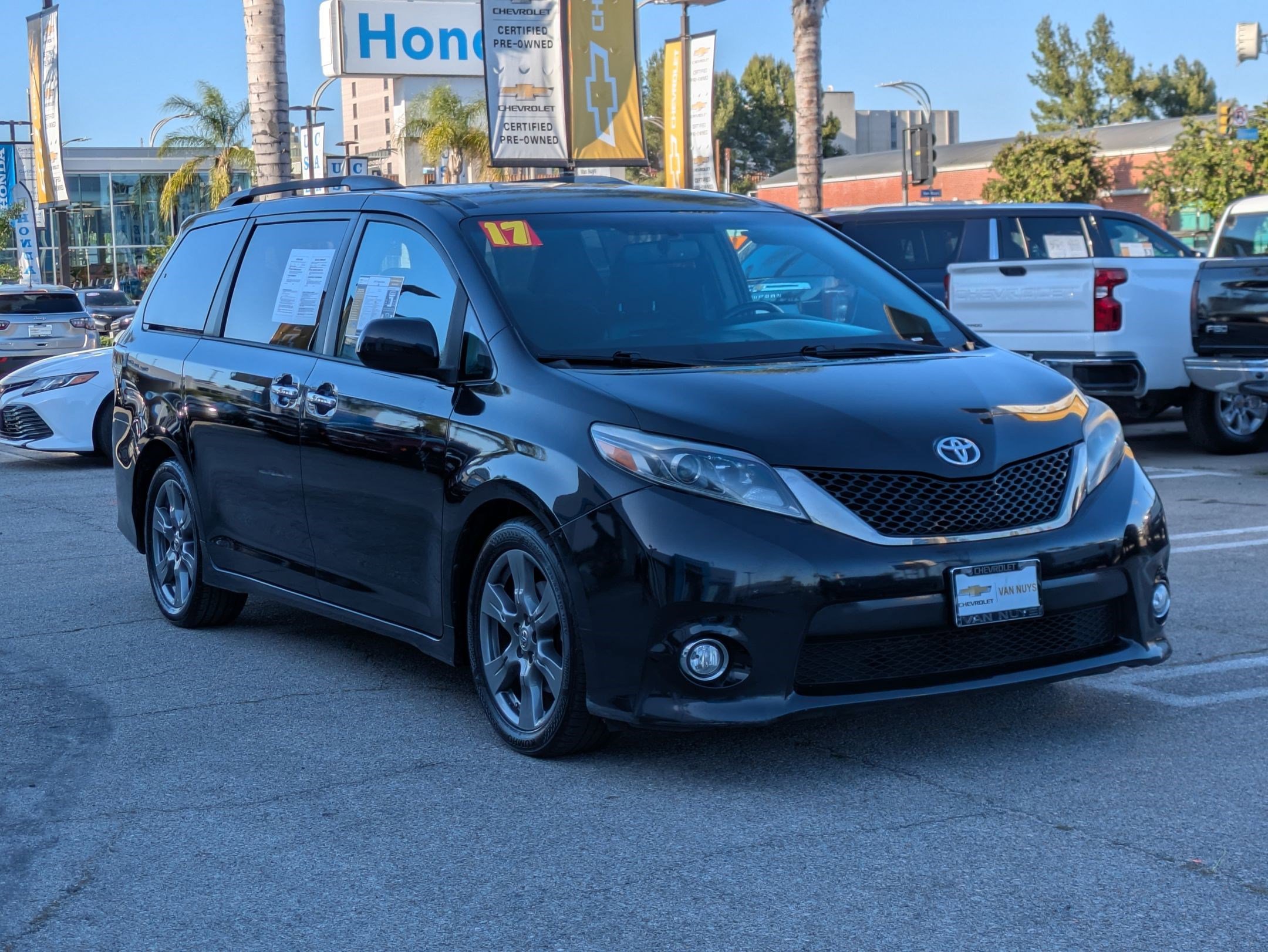 Used 2017 Toyota Sienna SE image 3
