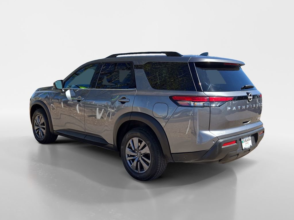 Used 2024 Nissan Pathfinder SV image 3