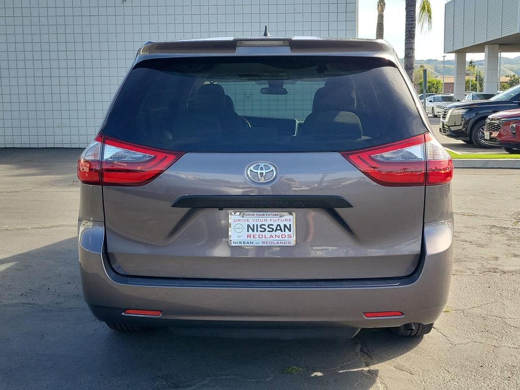 Used 2020 Toyota Sienna L w/ Carpet Mat Package image 30