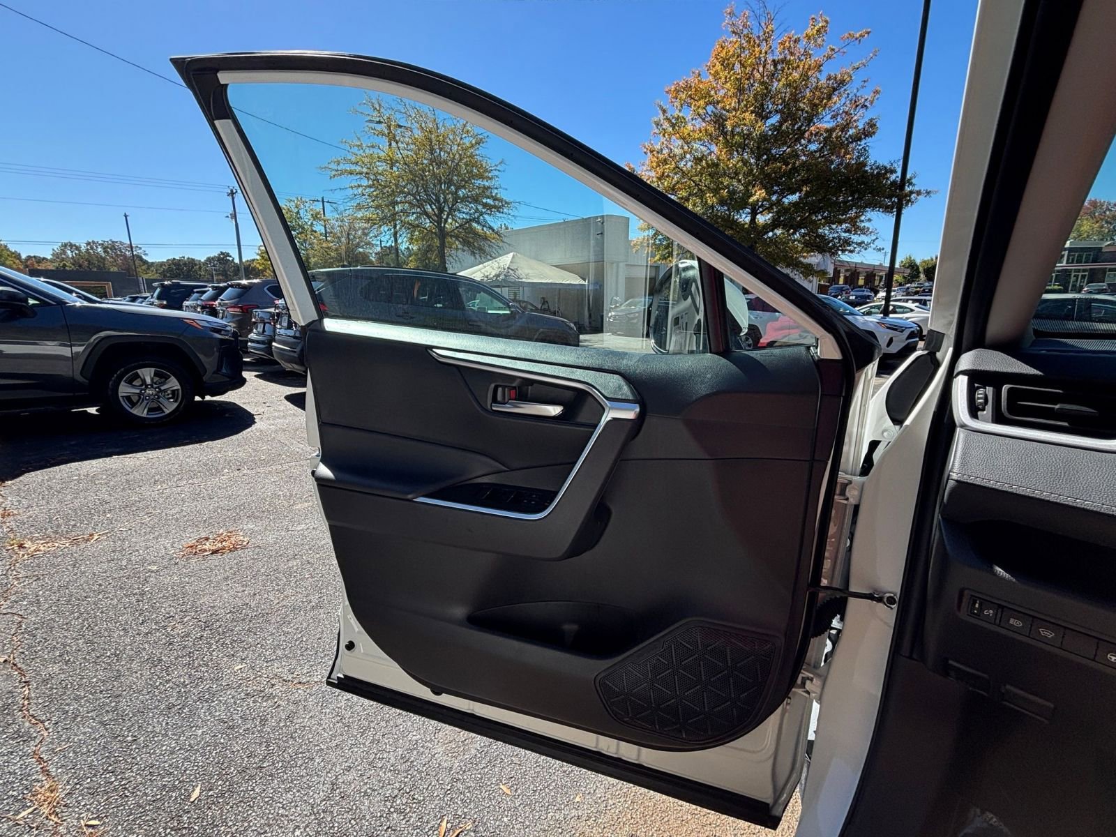 Used 2025 Toyota RAV4 XLE image 20