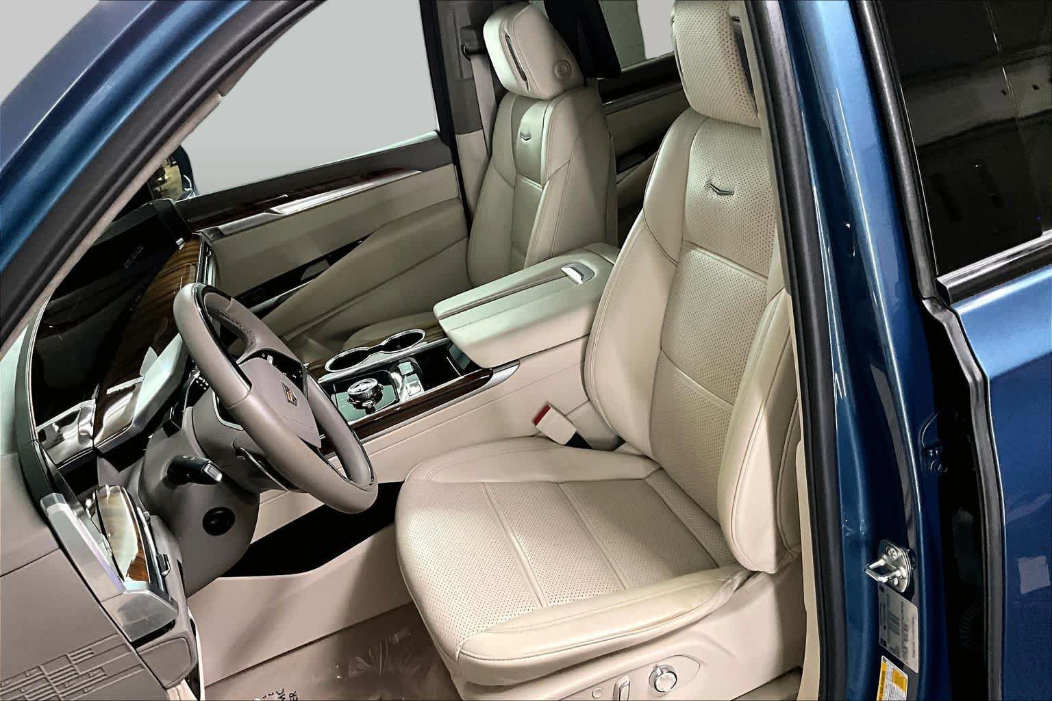 Used 2026 Cadillac Escalade Platinum Sport w/ LPO, ONYX Package AWD/4WD image 9