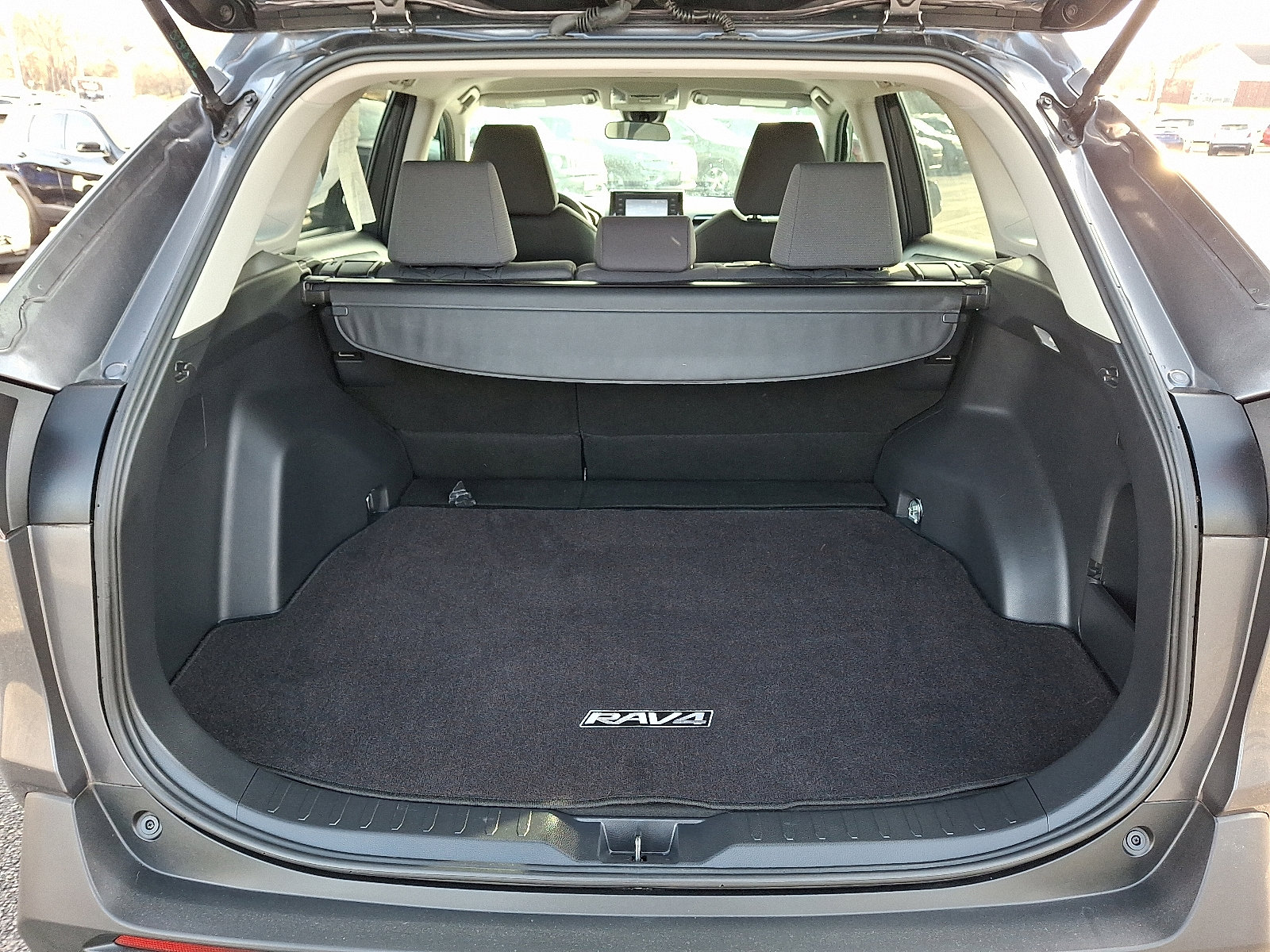 Used 2021 Toyota RAV4 XLE w/ Carpet Mat Package (TMS) image 27