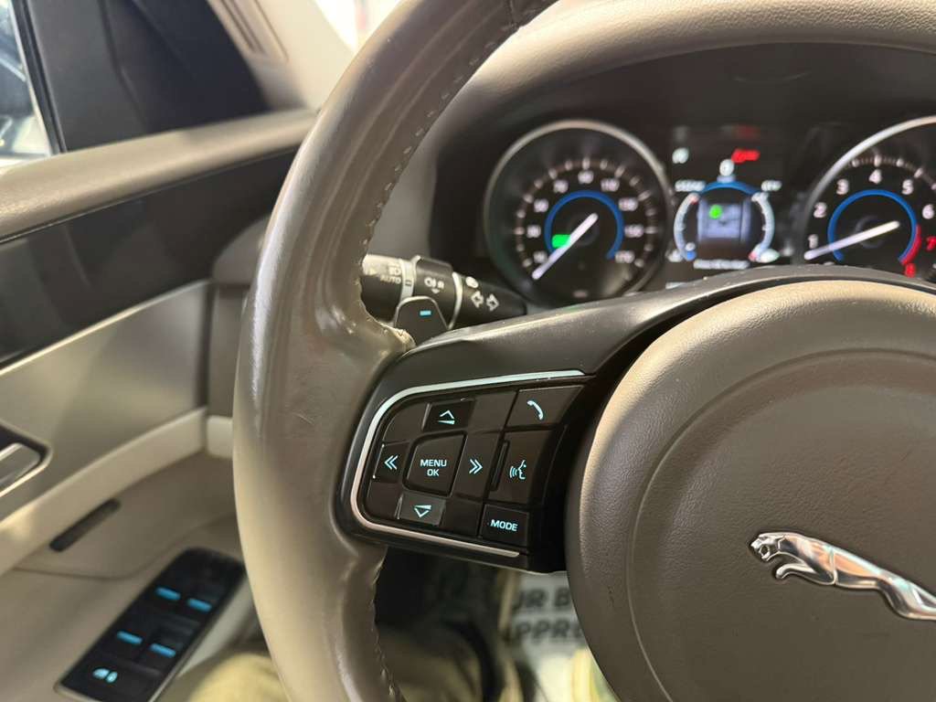 Used 2018 Jaguar XF Premium AWD/4WD image 12