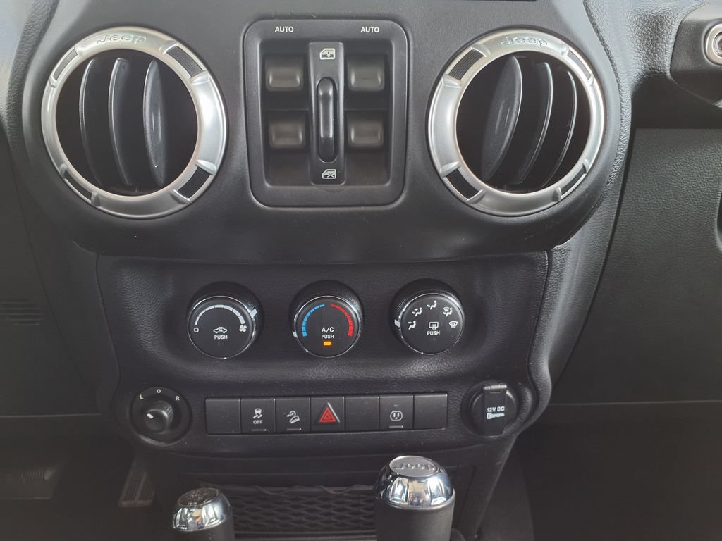 Used 2016 Jeep Wrangler Unlimited Sahara w/ Connectivity Group AWD/4WD image 24