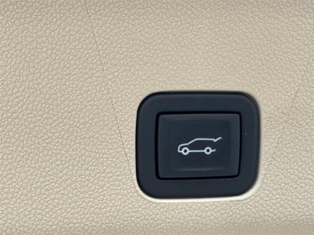 Used 2024 Cadillac Escalade Premium Luxury image 21