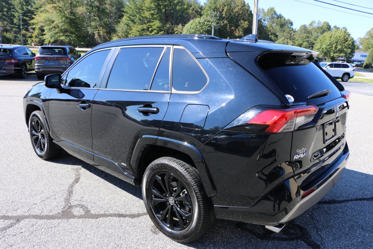 Used 2022 Toyota RAV4 SE AWD/4WD image 3